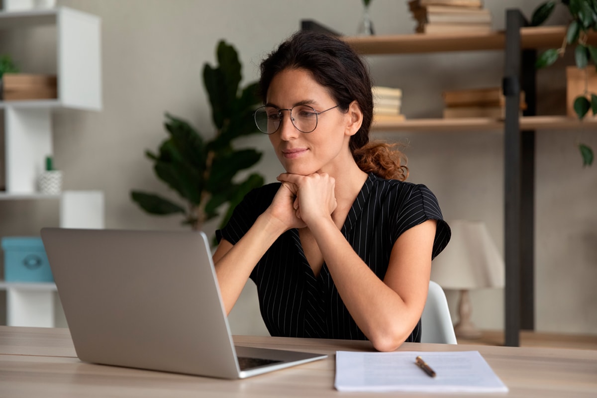 A woman studying with Wellcademy